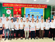 CÔNG TY IN NHÂN DÂN BÌNH ĐỊNH TRAO QUÀ HỖ TRỢ CÁC GIA ĐÌNH CB-CNLĐ TRONG CÔNG TY BỊ ẢNH HƯỞNG DO CƠN BÃO SỐ 13