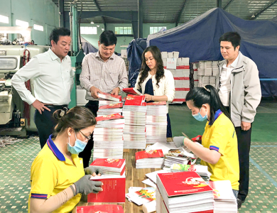 ĐOÀN CÔNG TÁC NXBGDVN TẠI ĐÀ NẴNG CÙNG CÁC CÔNG TY IN KHU VỰC MIỀN TRUNG VÀ TÂY NAM BỘ ĐẾN THĂM HỎI, ĐỘNG VIÊN CÔNG TY IN NHÂN DÂN BÌNH ĐỊNH SAU BÃO LŨ