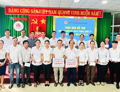 CÔNG TY IN NHÂN DÂN BÌNH ĐỊNH TRAO QUÀ HỖ TRỢ CÁC GIA ĐÌNH CB-CNLĐ TRONG CÔNG TY BỊ ẢNH HƯỞNG DO CƠN BÃO SỐ 13