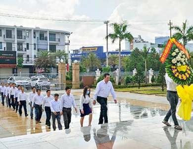 Đoàn cán bộ Công ty In Nhân Dân Bình Định dâng hương tưởng niệm các anh hùng liệt sĩ nhân ngày 27/7