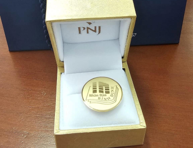 Công ty In Nhân Dân Bình Định trao Huy hiệu Logo bằng vàng PNJ cho CB-CNLĐ có đóng góp cho sự phát triển của Công ty