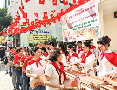 Công ty In Nhân Dân Bình Định phát miễn phí phụ trương đặc biệt báo Nhân Dân nhân kỷ niệm 80 năm ngày Quốc khánh 02/9