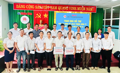 CÔNG TY IN NHÂN DÂN BÌNH ĐỊNH TRAO QUÀ HỖ TRỢ CÁC GIA ĐÌNH CB-CNLĐ TRONG CÔNG TY BỊ ẢNH HƯỞNG DO CƠN BÃO SỐ 13