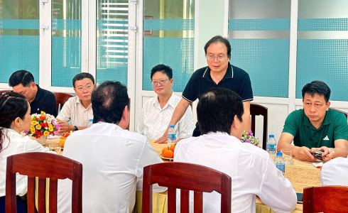 CHỦ TỊCH HỘI ĐỒNG THÀNH VIÊN - TỔNG GIÁM ĐỐC NXB GIÁO DỤC VIỆT NAM NGUYỄN TIẾN THANH CÙNG ĐOÀN CÔNG TÁC THĂM VÀ LÀM VIỆC TẠI CÔNG TY IN NHÂN DÂN BÌNH ĐỊNH